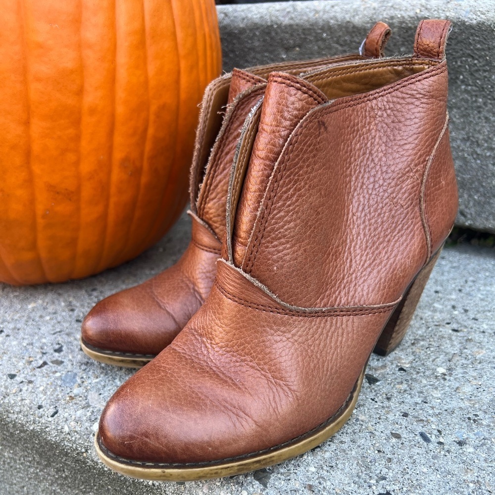 Brown leather ankle boots size 7 by Lucky Brand